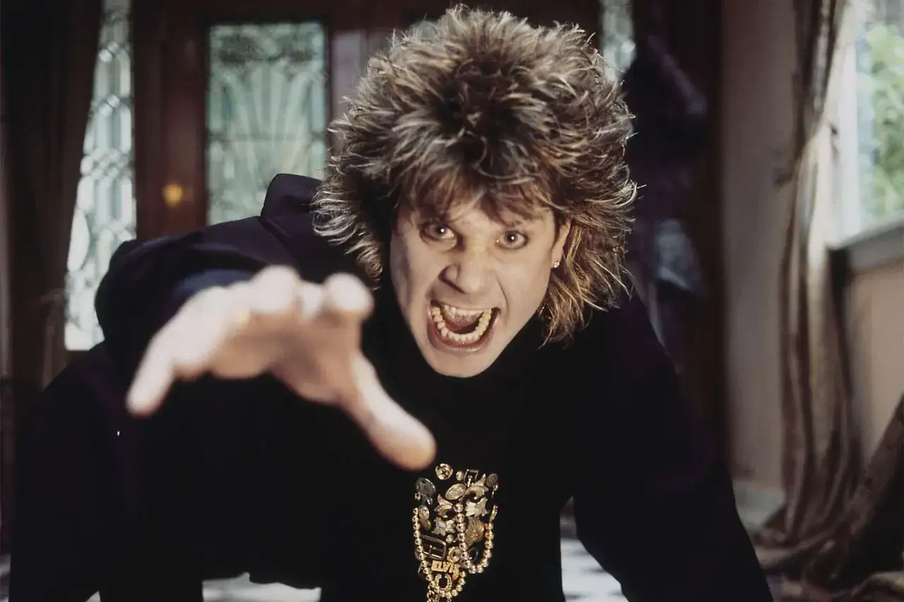 Ozzy Osbourne z dzikim spojrzeniem i rozczochranymi włosami, jakby właśnie ugryzł nietoperza.