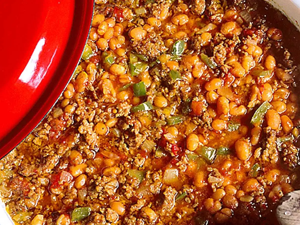 En gryta med mustig chili con carne, full av bönor, köttfärs och grönsaker, redo att serveras.