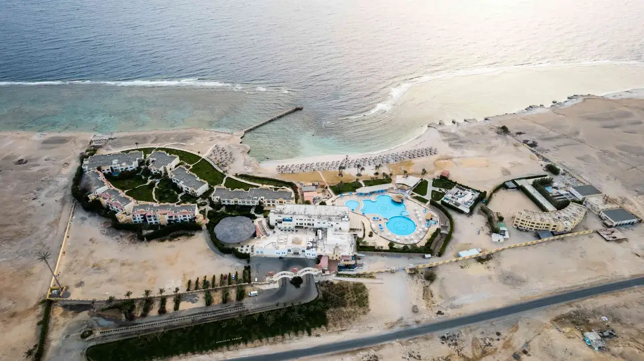 Widok z lotu ptaka na Concorde Moreen Beach Resort & Spa z basenami, plażą i morzem.