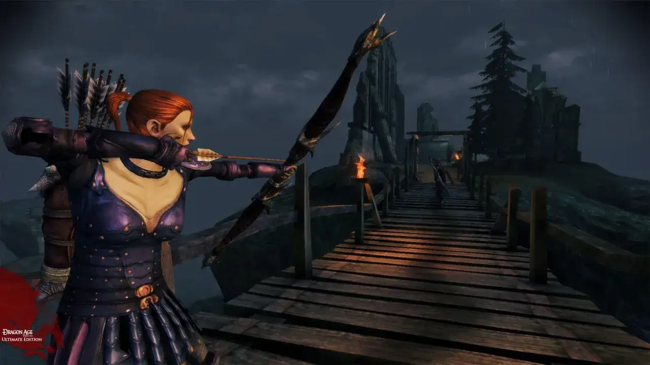 Łuczniczka celuje z łuku na drewnianym moscie, w tle ruiny zamku. To scena z gry Dragon Age Origins spolszczenie.