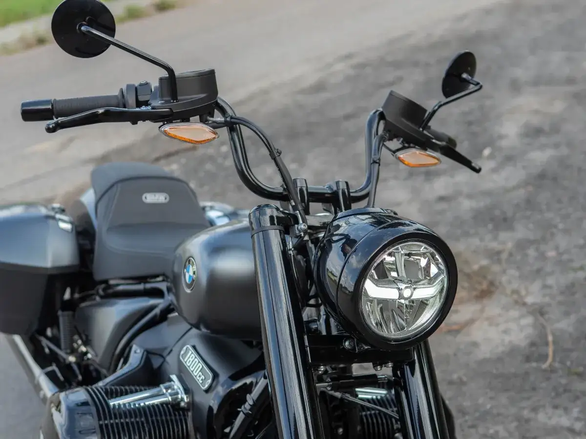 Nowoczesny motocykl BMW z charakterystycznymi światłami do jazdy dziennej. Przepisy dotyczące ich używania są ważne dla bezpieczeństwa.