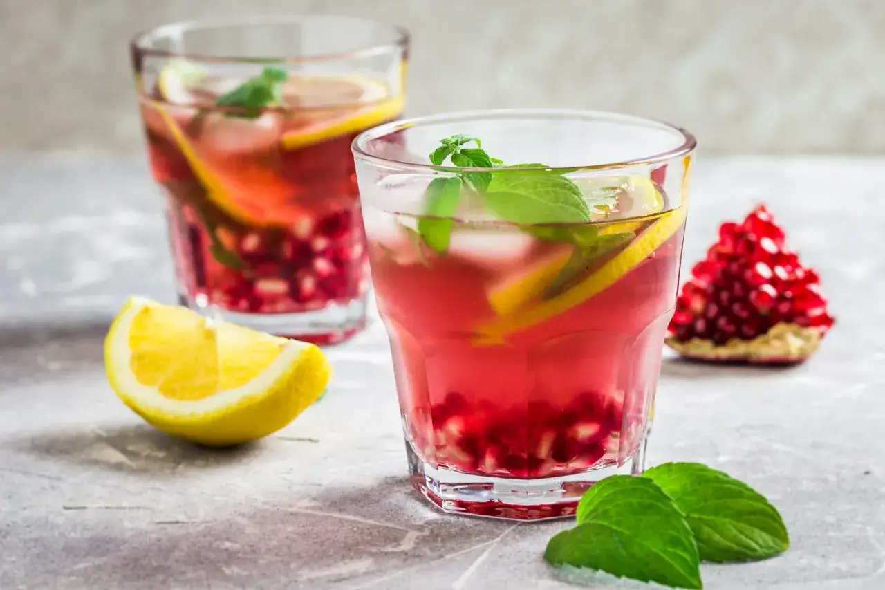 Orzeźwiający drink z energetykiem, granatem, cytryną i miętą. Idealny na upalne dni.