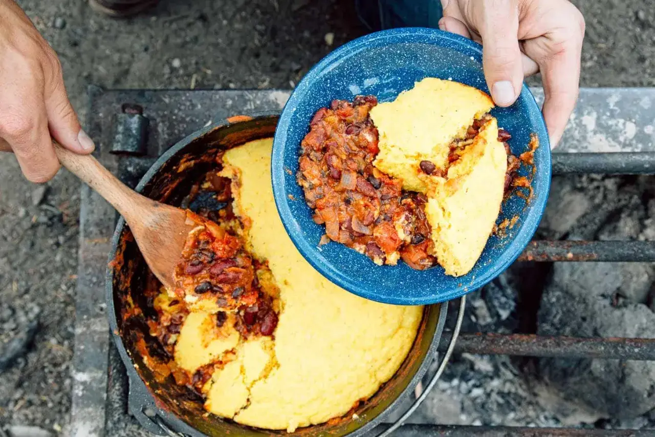 Herzhafte Bohnen mit Maisbrot aus dem Dutch Oven – perfekte Camping Rezepte mit wenig Zutaten.