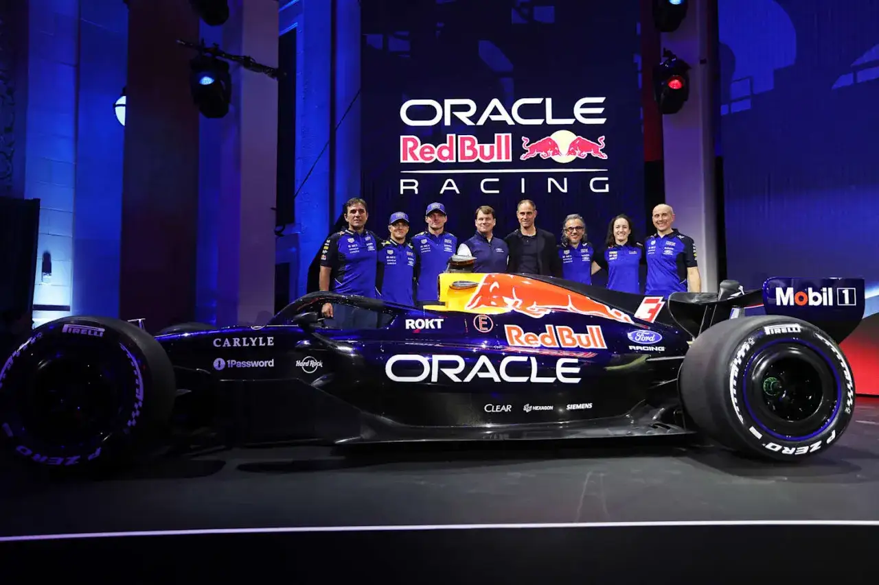 El equipo de Red Bull Racing posa junto a su nuevo monoplaza.
