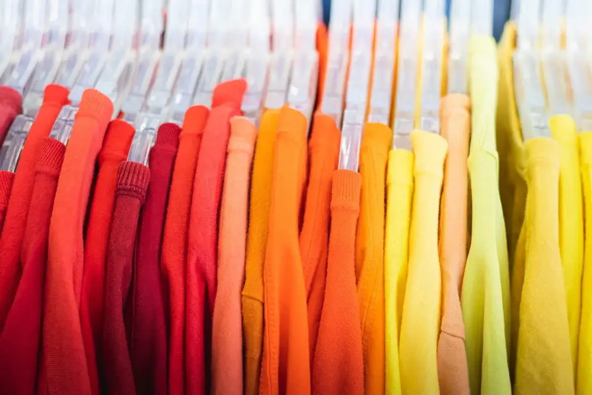 Kleidung in einer perfekten farben sortieren reihenfolge von Rot &uuml;ber Orange bis Gelb.