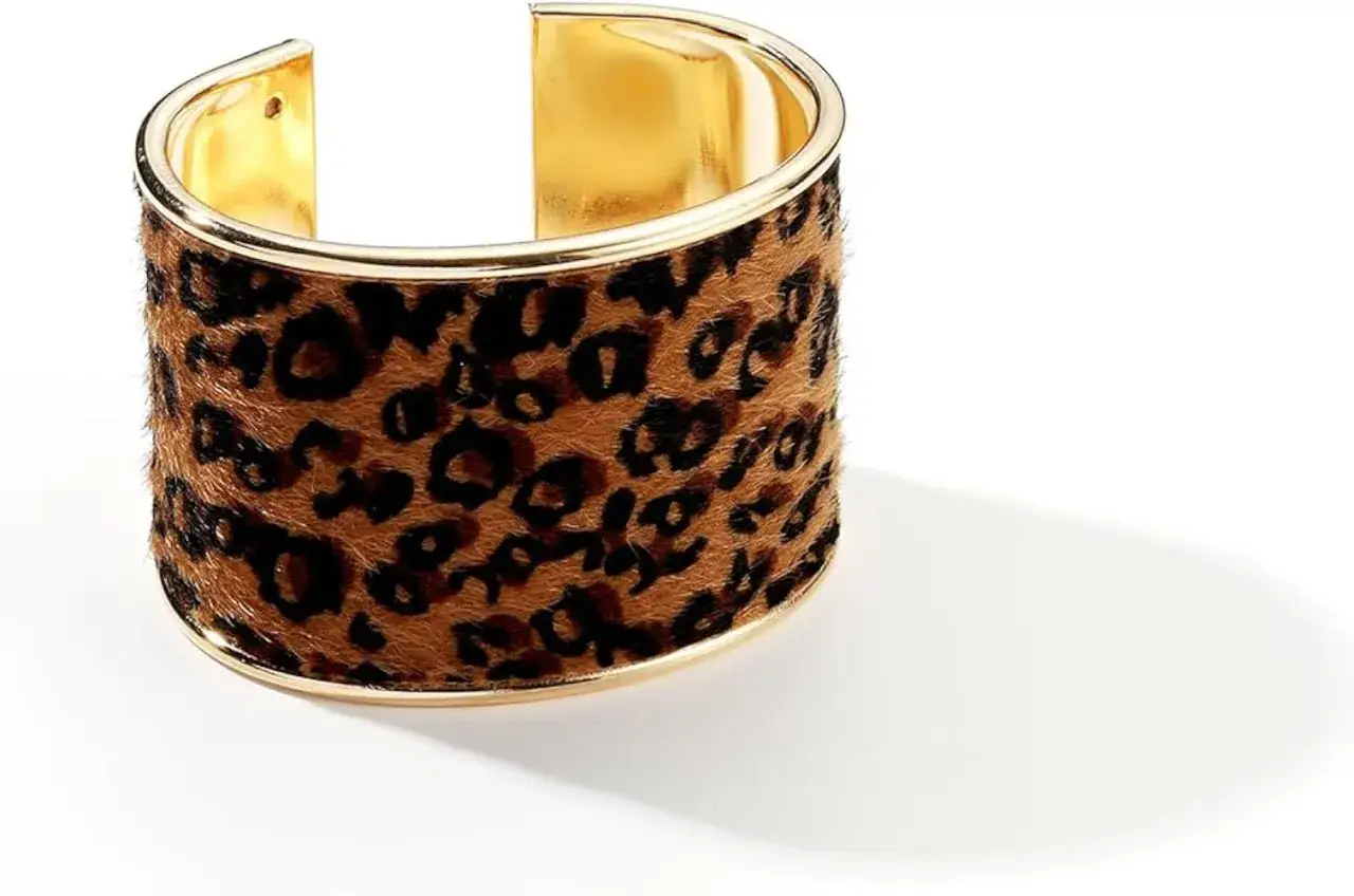 Bredt guldarmband med leopardmönster, perfekt för en äkta mob wife-stil.