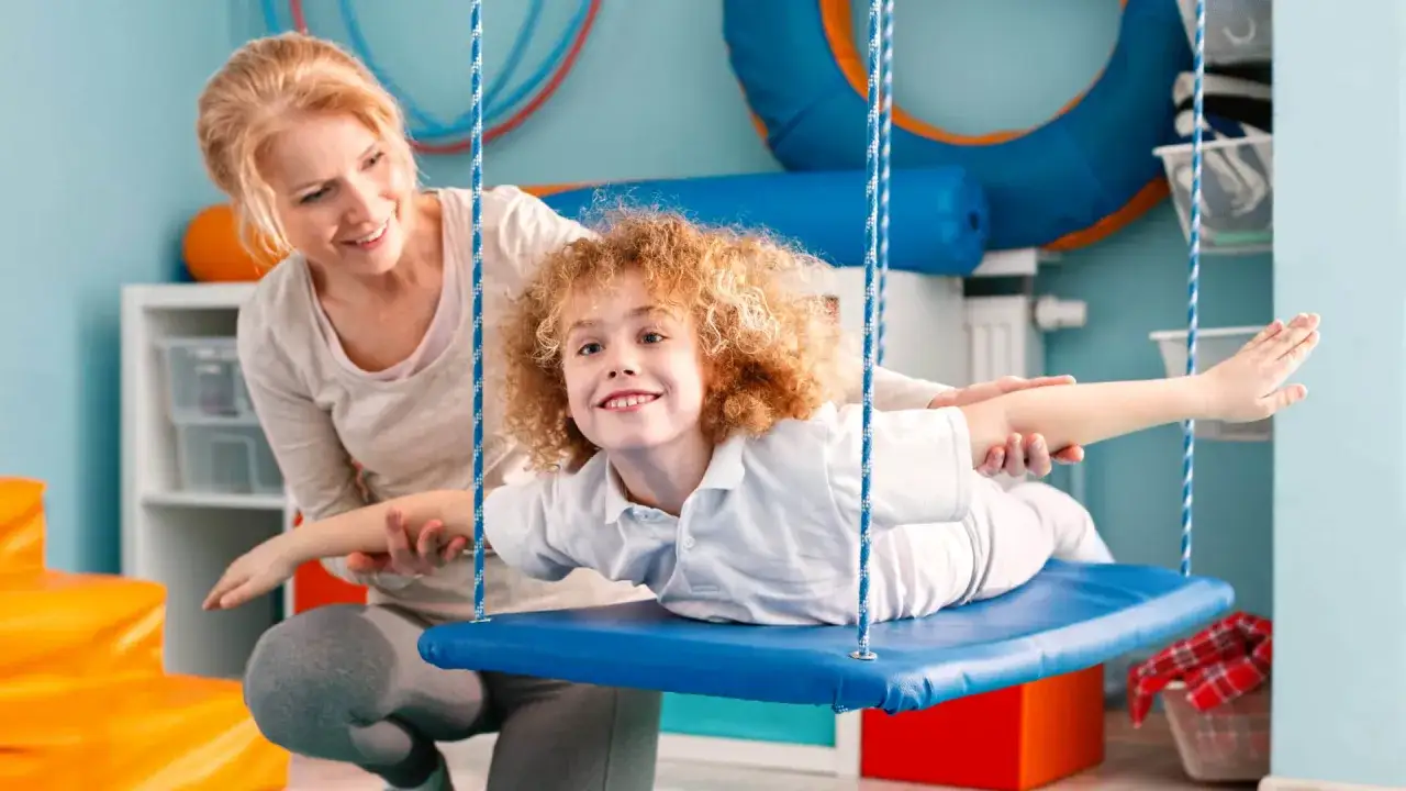 terapeuta integracji sensorycznej wykonujący diagnozę dziecka