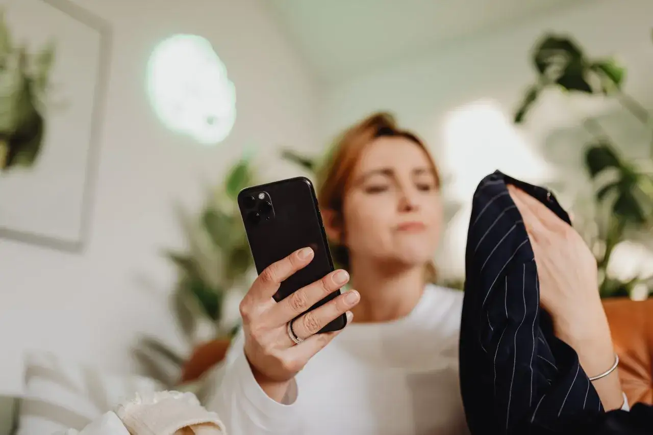 Osoba kompulsywnie sprawdzająca telefon w r&oacute;żnych sytuacjach