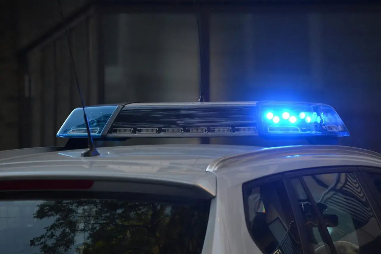 Błyskające niebieskie światła na dachu radiowozu. Czy dozór policyjny wlicza się do wyroku?