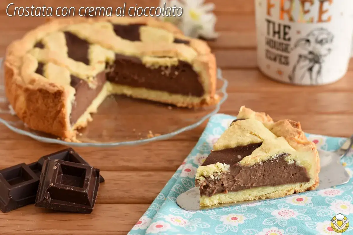 Una fetta di crostata al cioccolato, con la sua crema golosa e la pasta frolla dorata, pronta per essere gustata.