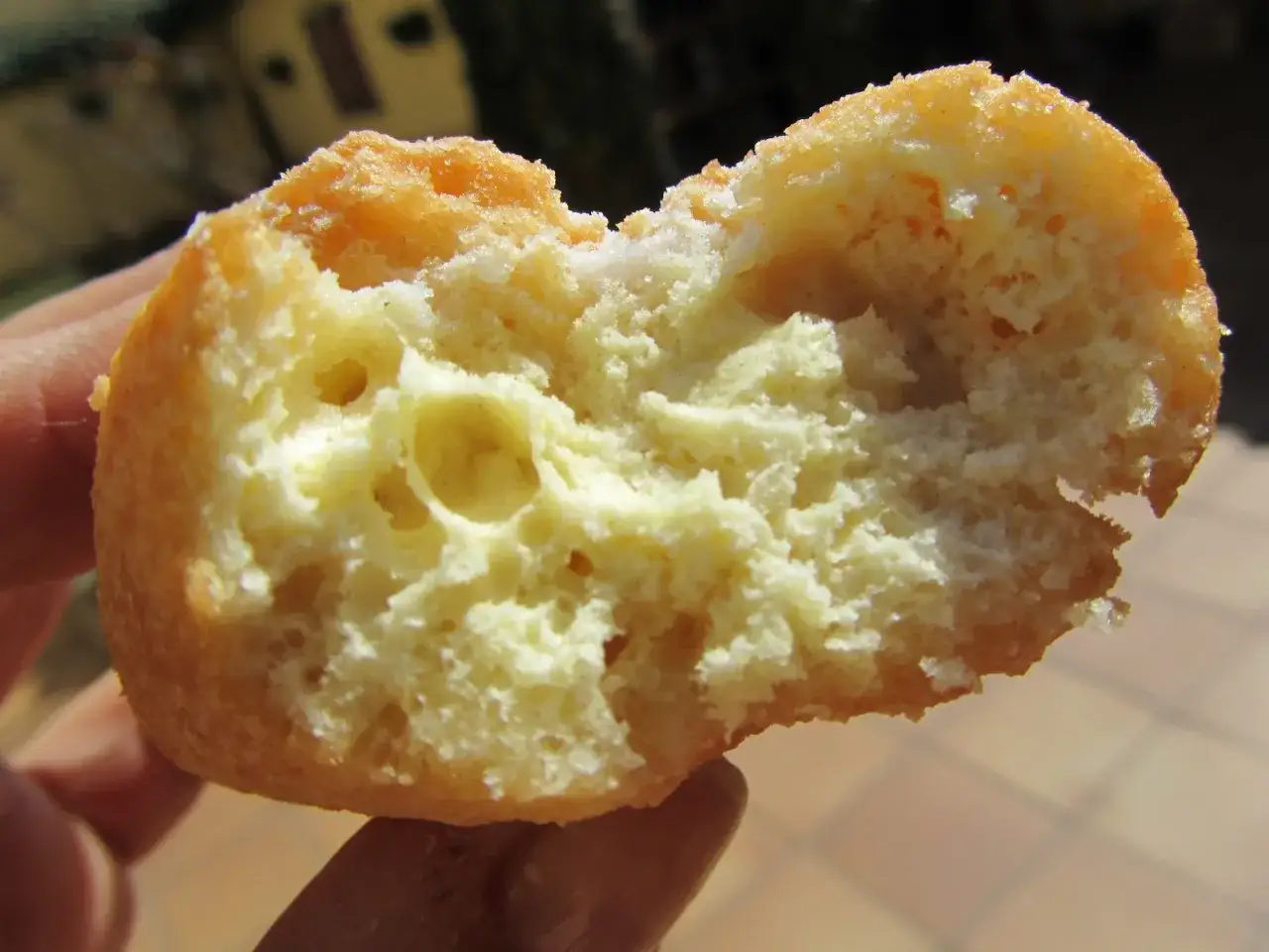 Rosquillas de la abuela esponjosas, doradas y con una miga aireada, perfectas para un café.