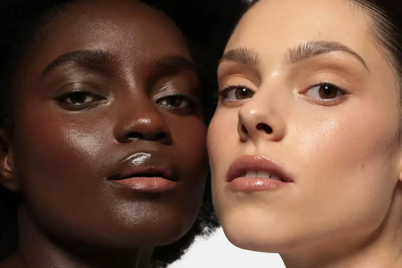 Deux visages de femmes aux peaux diff&eacute;rentes, sublim&eacute;s par un maquillage bonne mine naturel et lumineux.