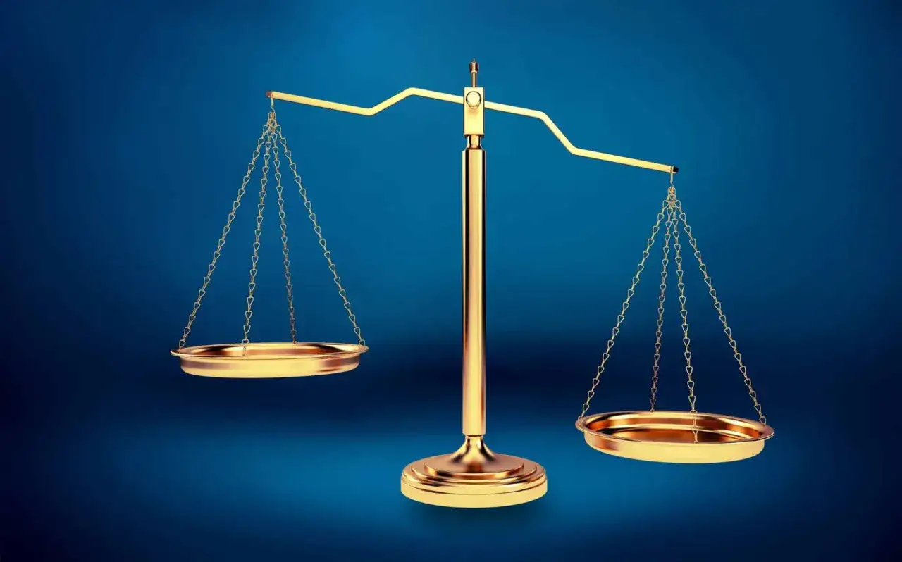 Goldene Waage, Symbol des gott der gerechtigkeit, auf blauem Hintergrund.