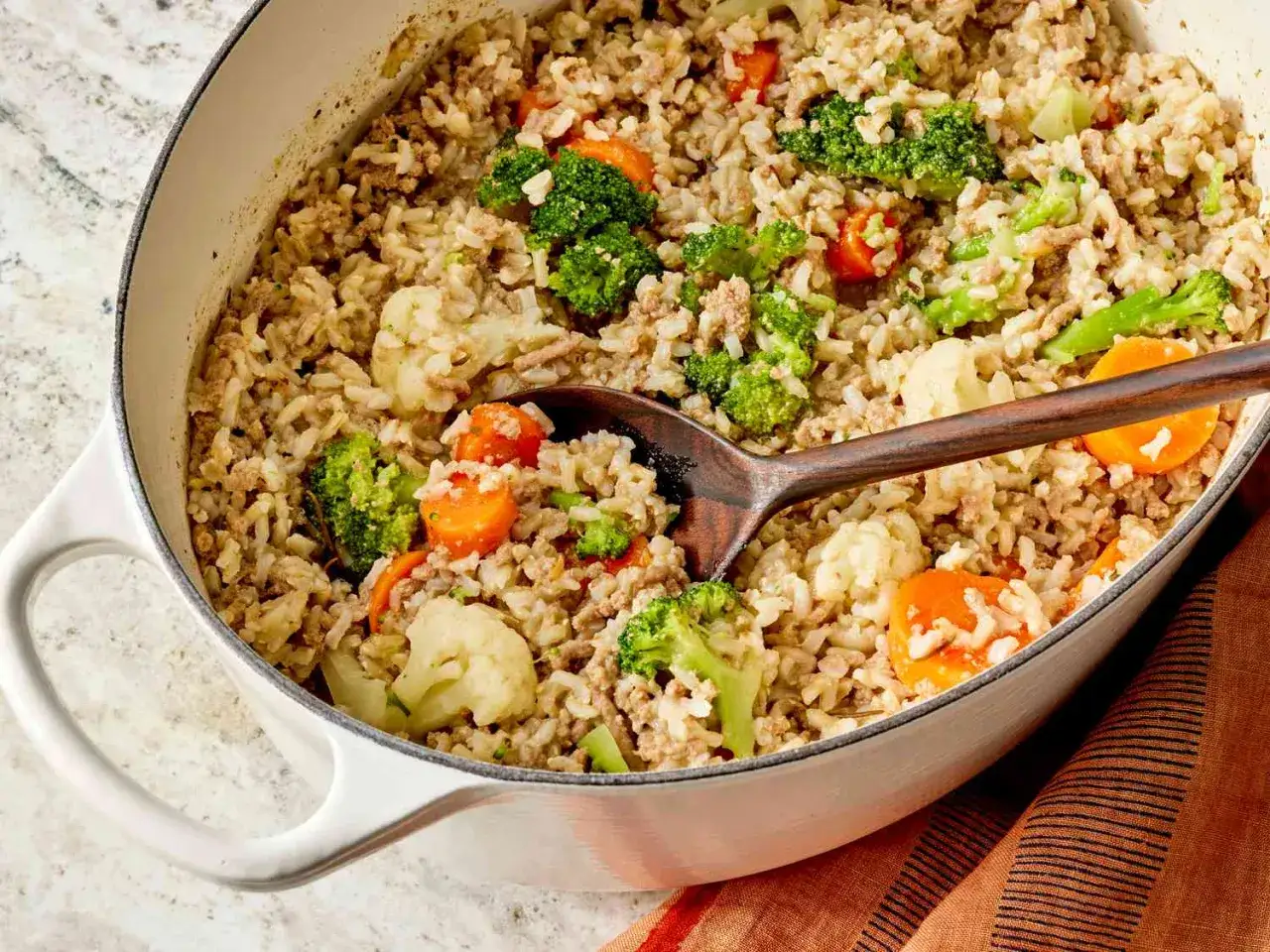 Arroz con carne molida, brócoli, zanahoria y coliflor. Un plato saludable, ideal para las recetas de nutricionista de perros.