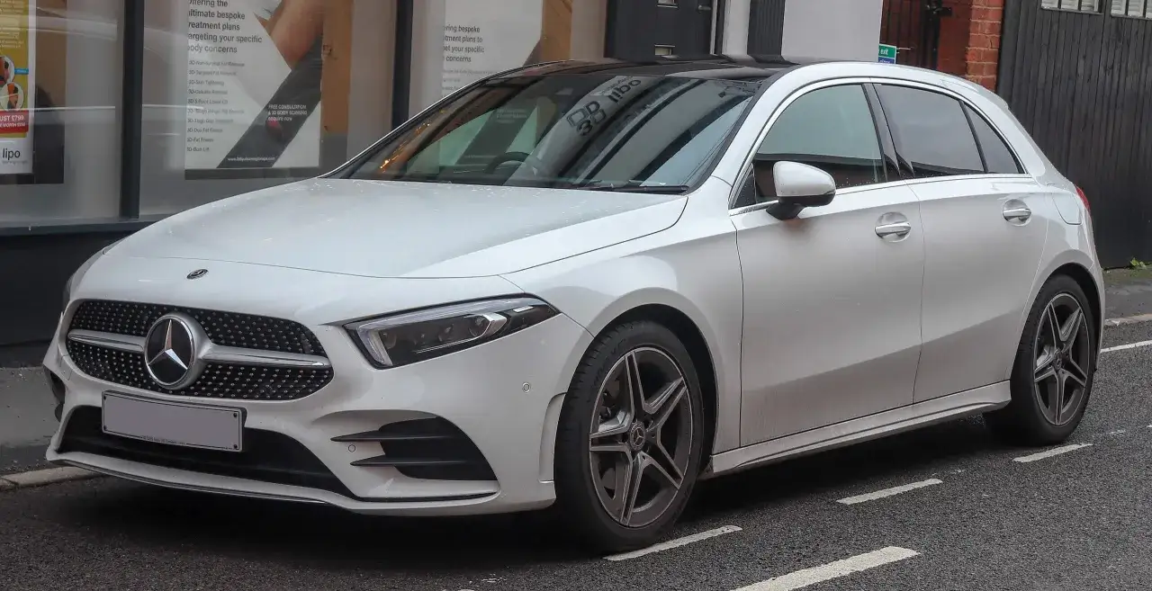 Biały Mercedes A-klasa, silnik Mercedes 2.0 benzyna 211 KM, z widocznymi detalami karoserii i felg.
