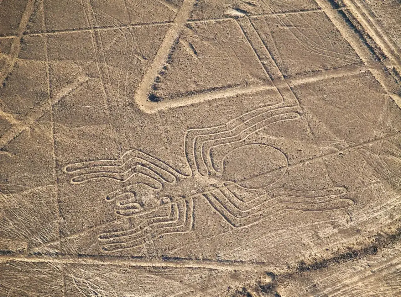 Nazca-Linien in Peru: Eine riesige Spinne, geformt aus Linien im Wüstenboden.