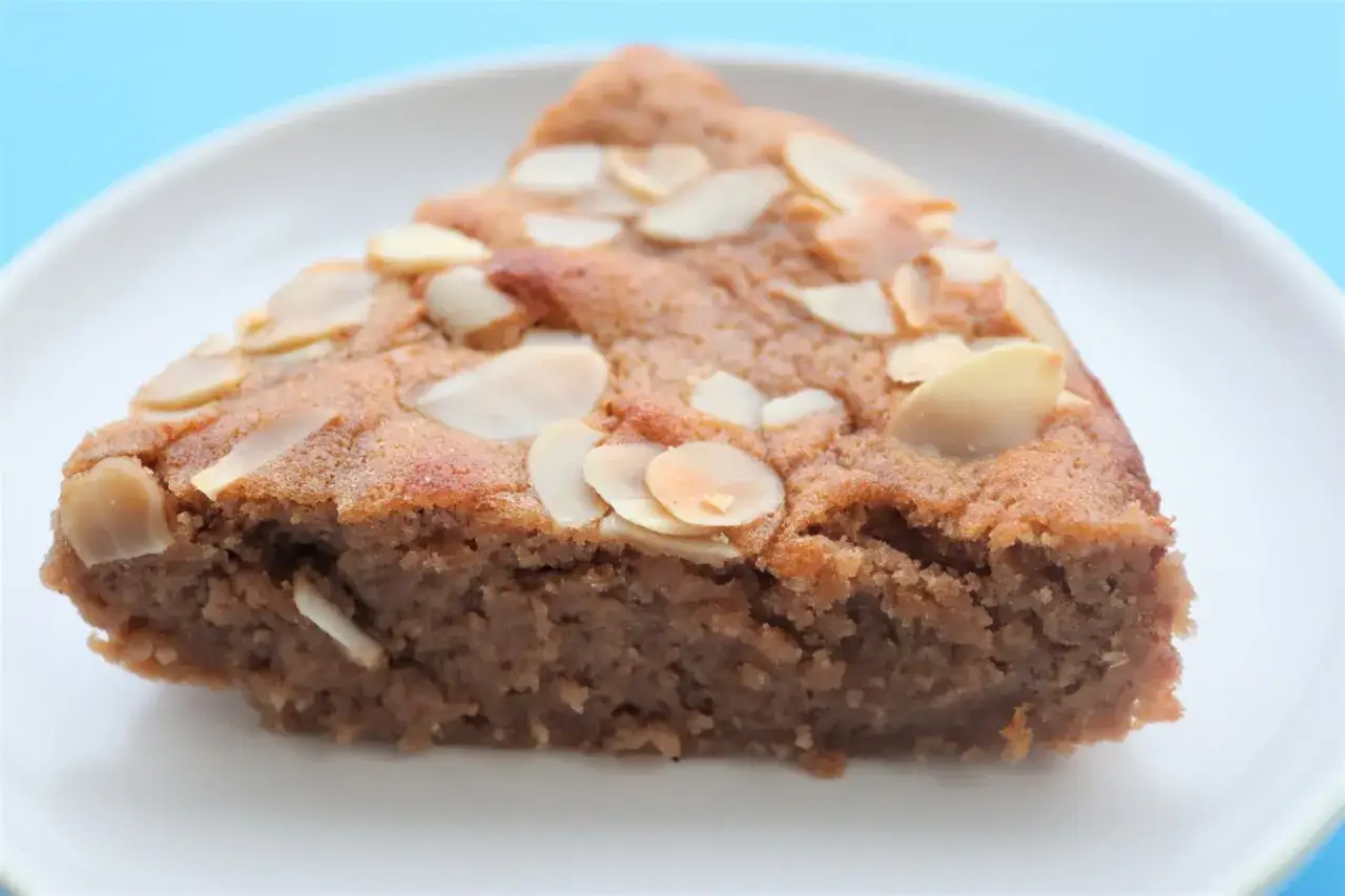 Tranche de g&acirc;teau aux amandes, parfaite pour une recette marron gourmande.