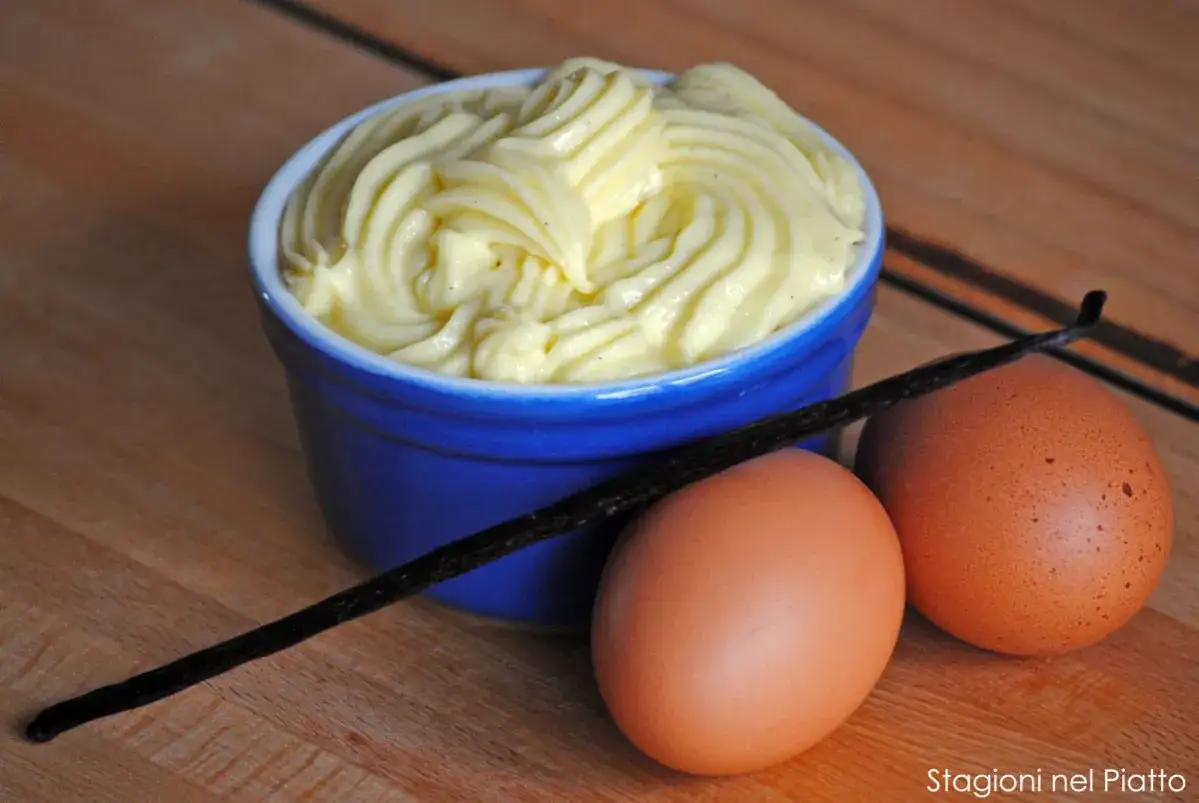 Crema pasticcera vellutata con amido di mais, uova fresche e bacca di vaniglia.