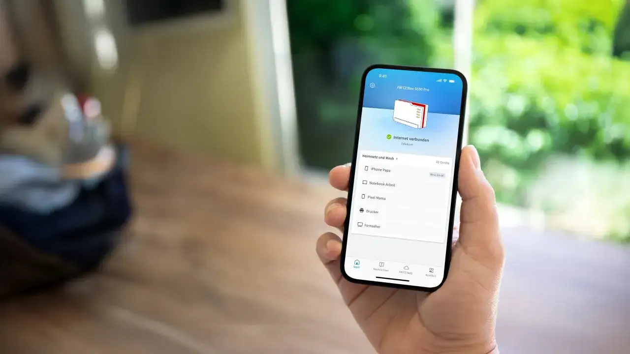 Mit dem Handy die FRITZ!Box einrichten und das Heimnetz verwalten. Die App zeigt verbundene Ger&auml;te wie das iPhone Papa.