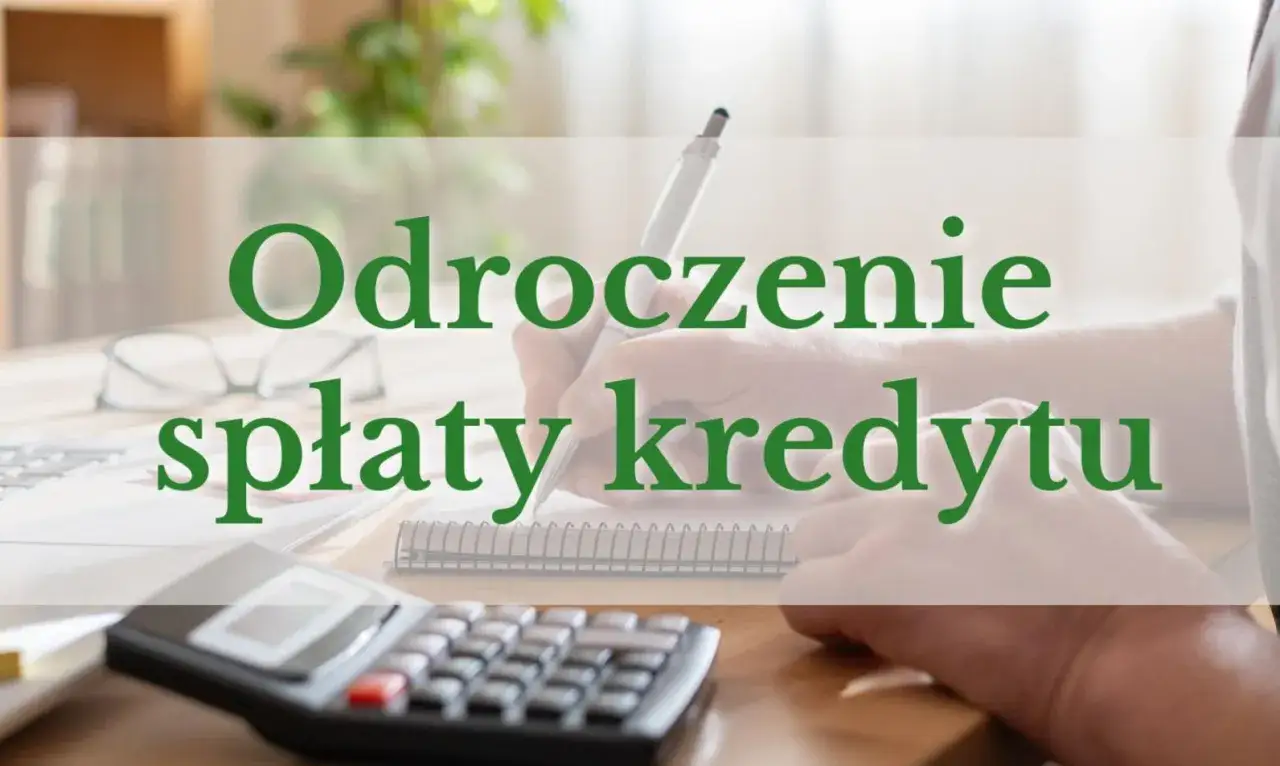 Ręka pisze na notatniku, obok kalkulator i okulary. Tekst