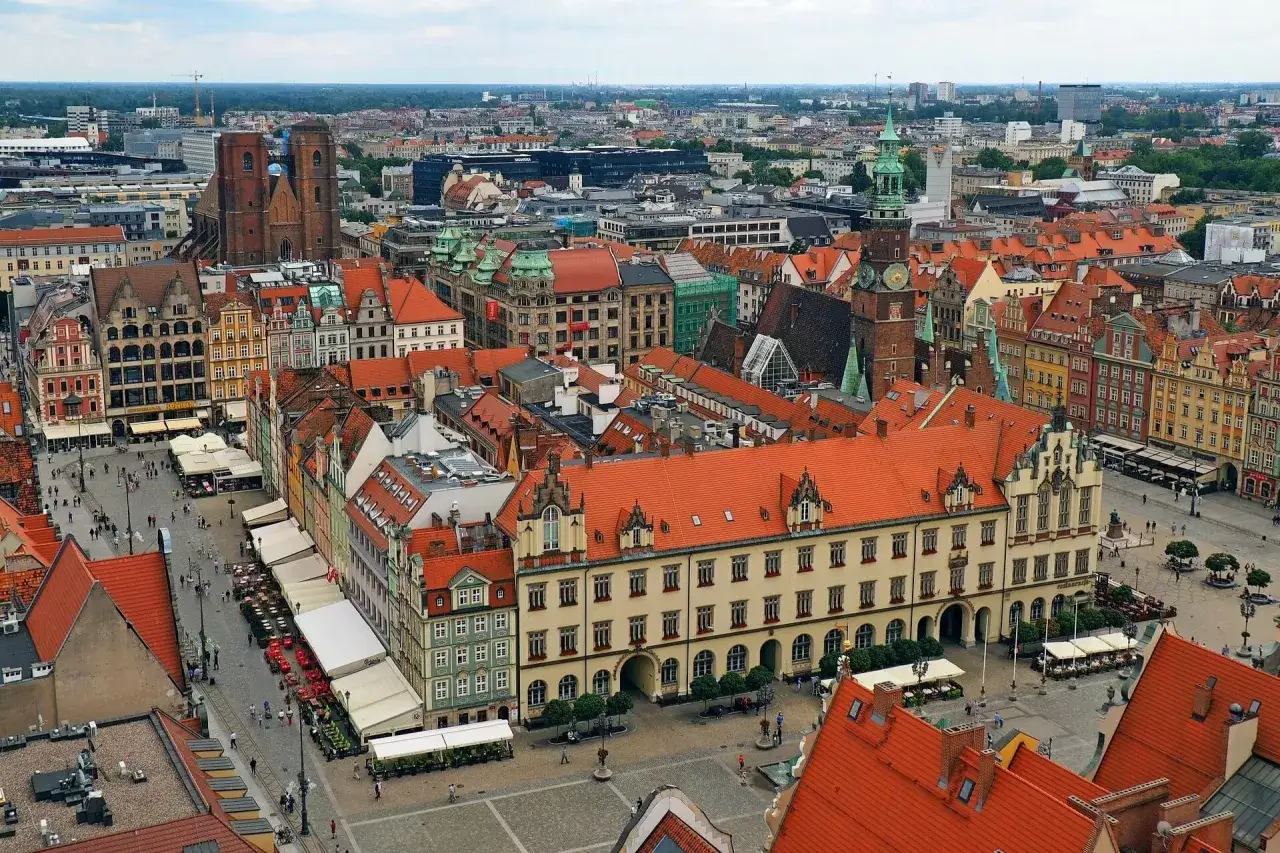 Wrocławski Rynek, jeden z najpiękniejszych rynków w Polsce, tętni życiem. Kolorowe kamienice, ratusz i katedra tworzą niezapomniany widok.