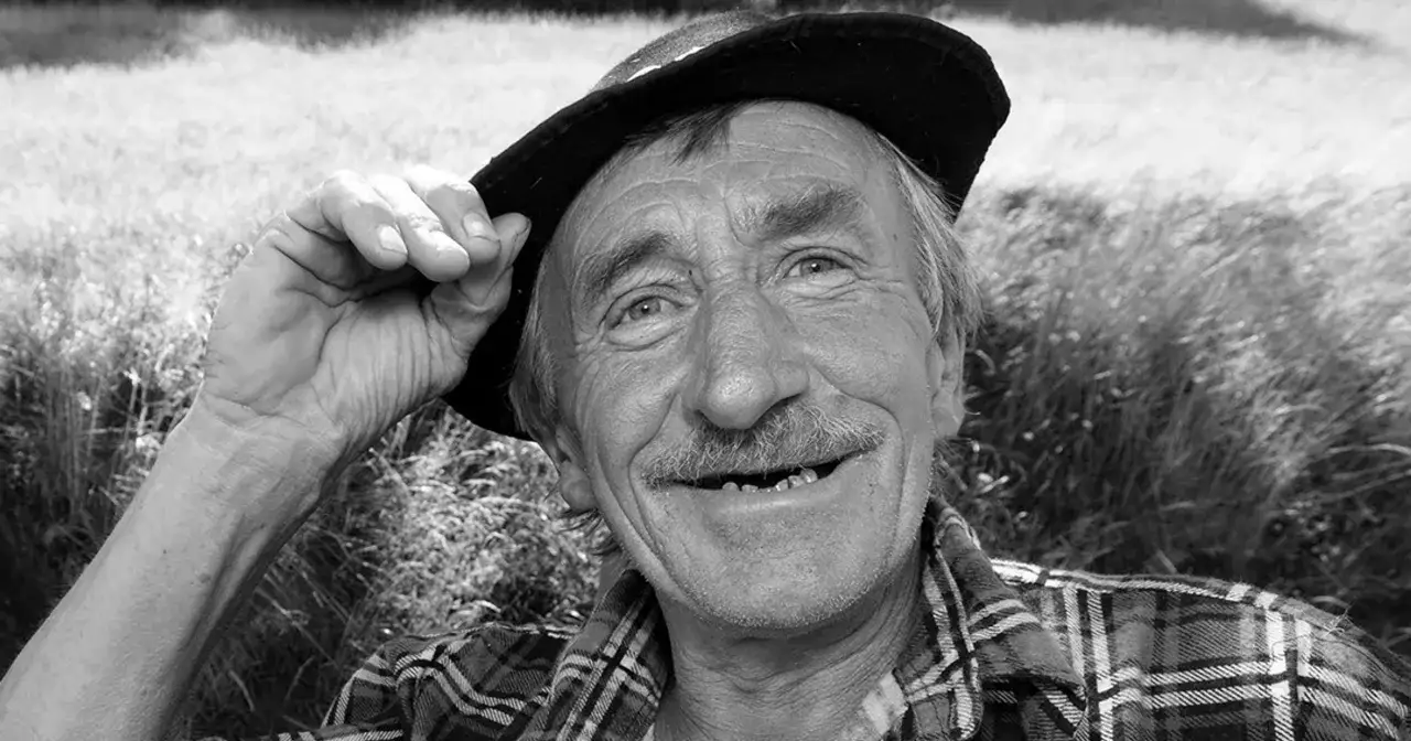 Uśmiechnięty Staszek z górali, z kapeluszem na głowie, w kratowanej koszuli. O jego śmierci na co nie wiadomo.