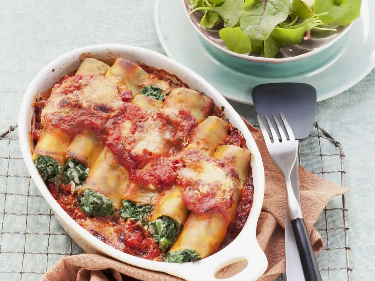 Cannelloni Ricotta-Spinat, ein italienischer Klassiker, überbacken mit Tomatensauce und Käse. Dazu ein frischer Salat.