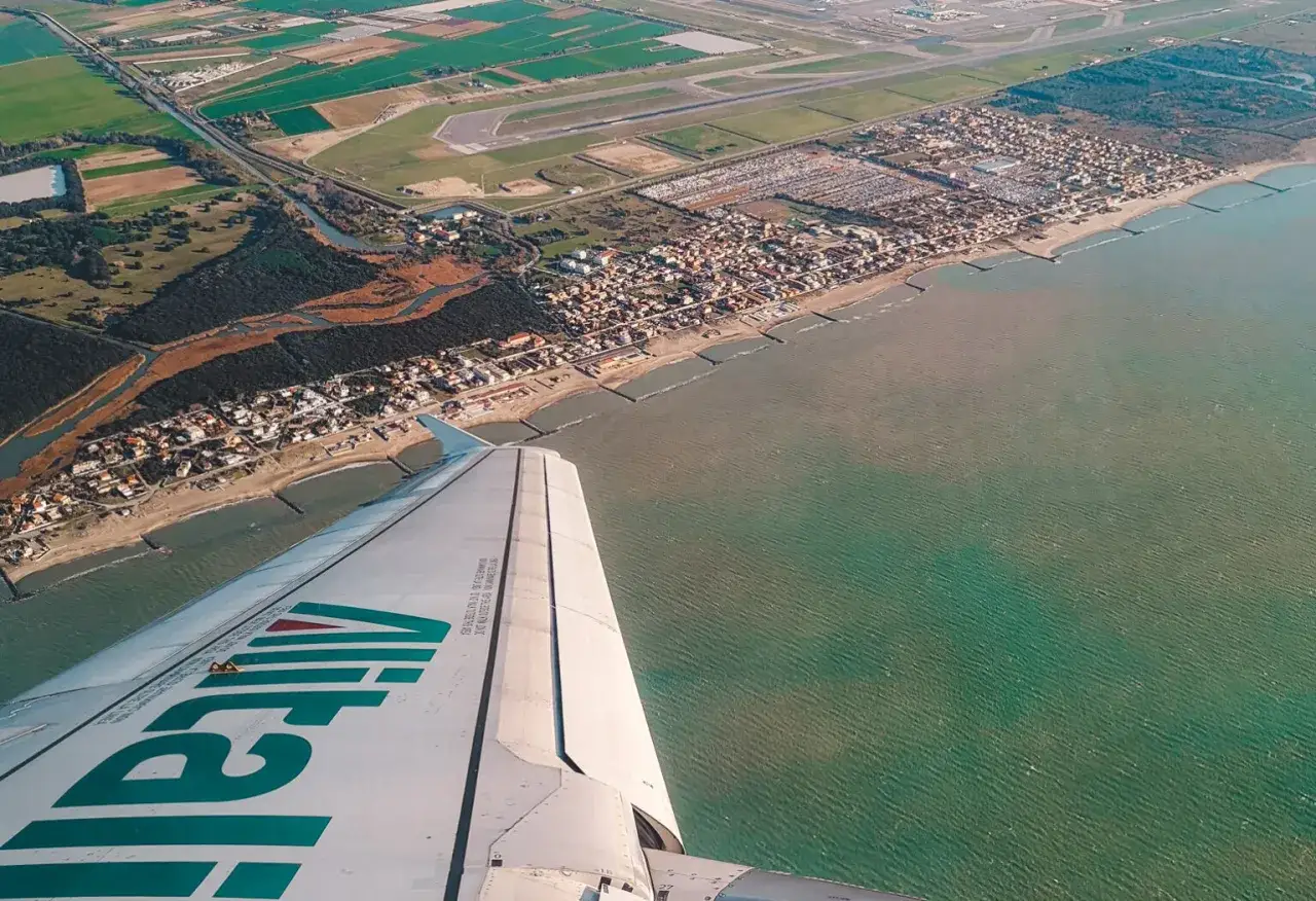 Widok z samolotu Alitalia na wybrzeże Włoch. Zastanawiasz się, ile się leci do Włoch? Już niedługo!