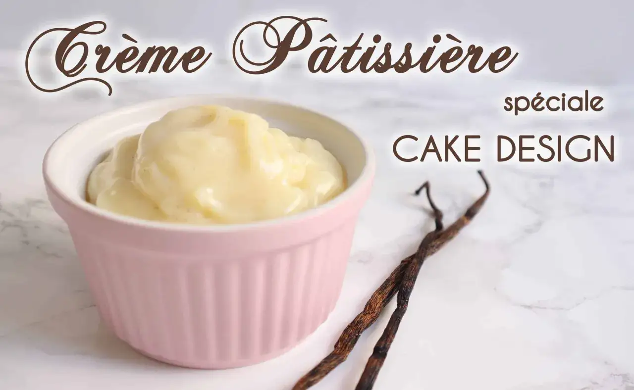 Cr&egrave;me p&acirc;tissi&egrave;re sans oeuf, sp&eacute;ciale cake design, onctueuse et vanill&eacute;e, dans un ramequin rose.