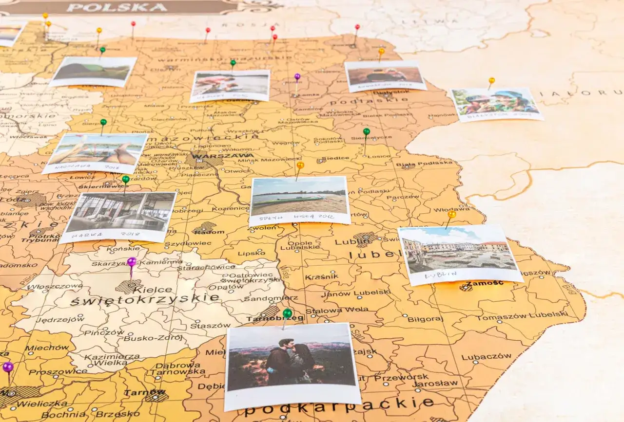 Mapa Polski z zaznaczonymi regionami turystycznymi i ikonami noclegów