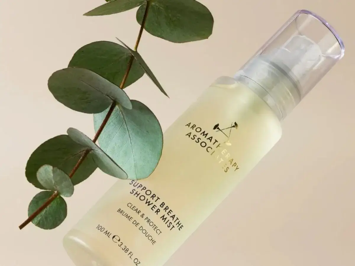 Mgiełka zapachowa do prysznica Aromatherapy Associates. Jak używać mgiełki zapachowej? Spryskaj powietrze wokół siebie, by poczuć orzeźwiający zapach.