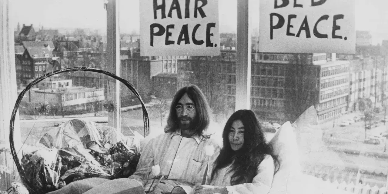 John Lennon och Yoko Ono sitter i s&auml;ngen under sin 