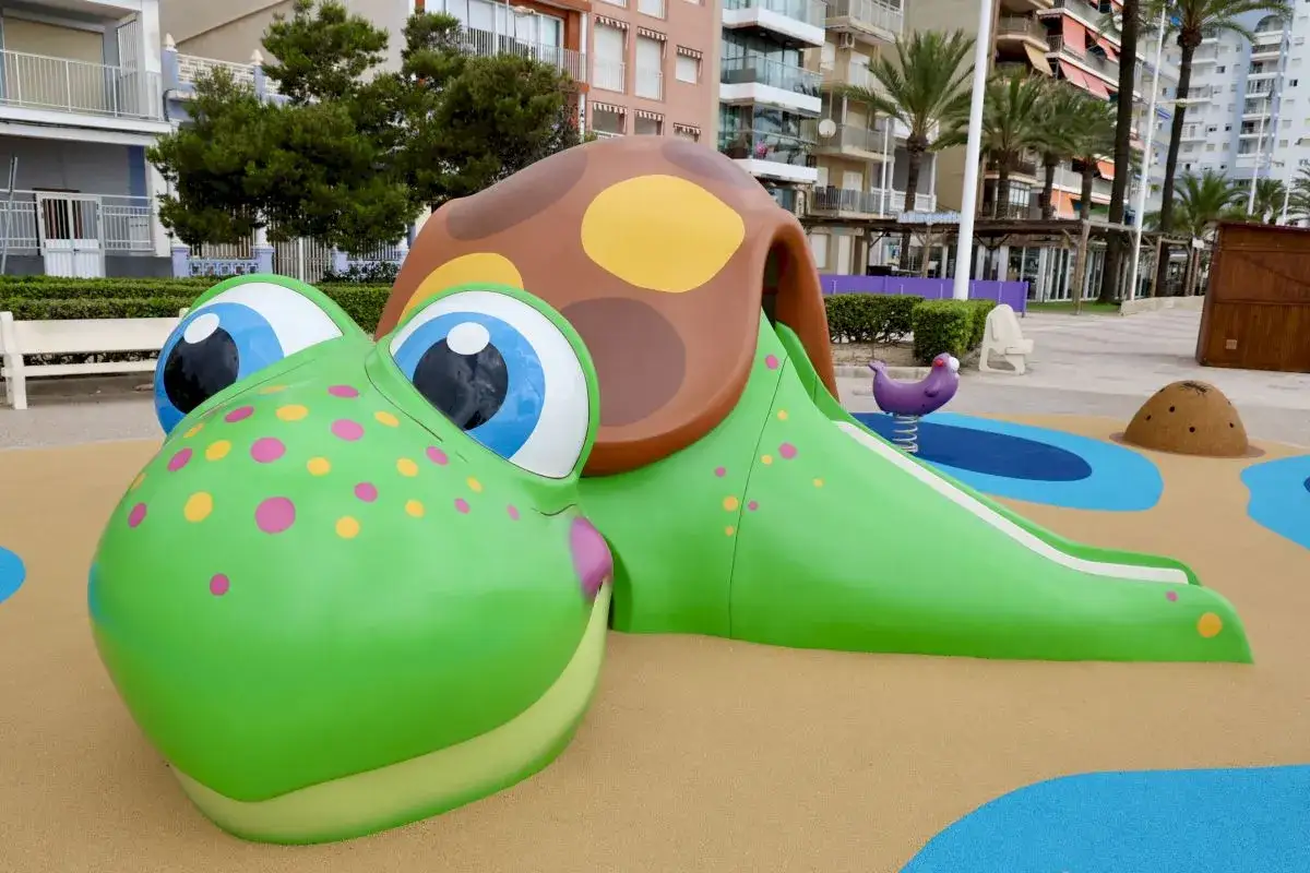 Divertido parque infantil con forma de tortuga en la playa. &iexcl;Ideal para que los ni&ntilde;os se deslicen y jueguen!