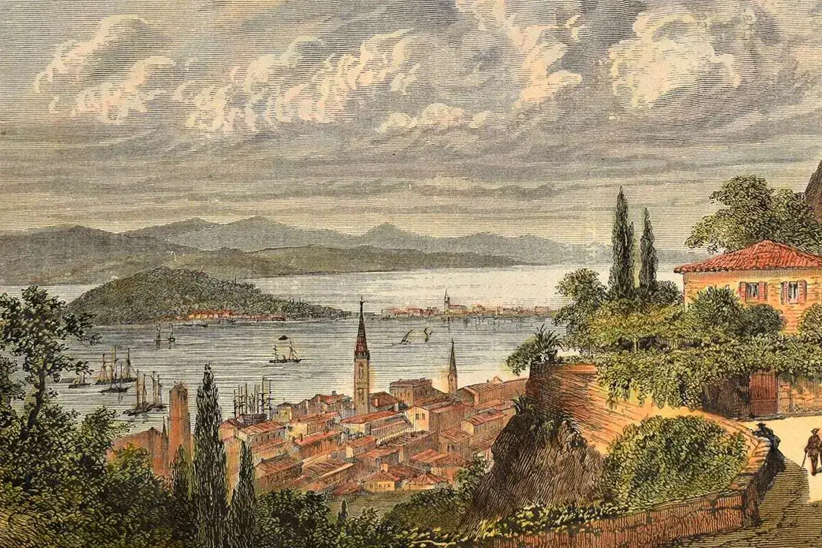 Vista di una città costiera con vele, montagne sullo sfondo e una casa con tetto rosso. Un sentiero conduce verso la città, evocando un senso di **enjambement a Zacinto**.
