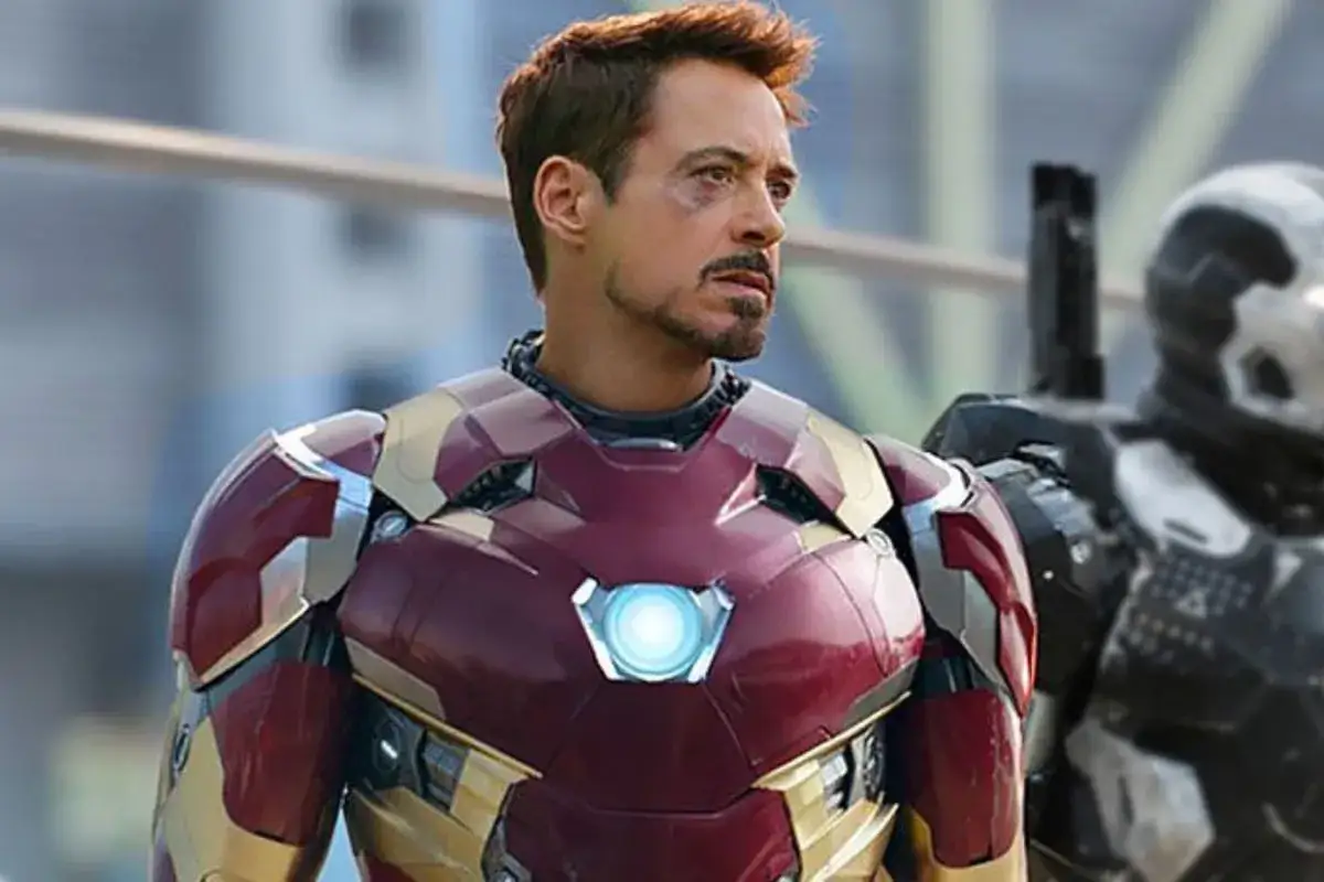 Tony Stark, el icónico Iron Man 1, con su armadura roja y dorada, listo para la acción.