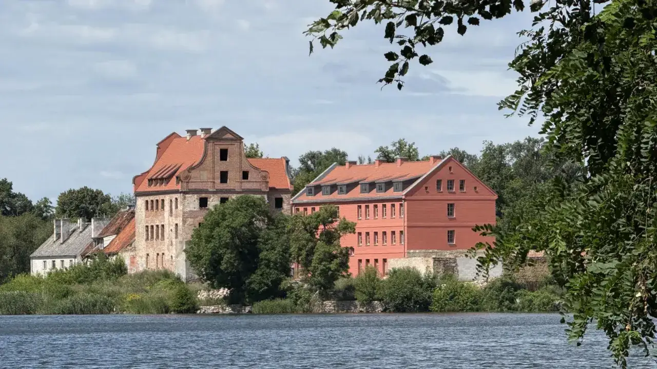 Ełk zamek krzyżacki, malowniczy widok na zabytkowe budowle nad jeziorem, idealne miejsce na zwiedzanie.
