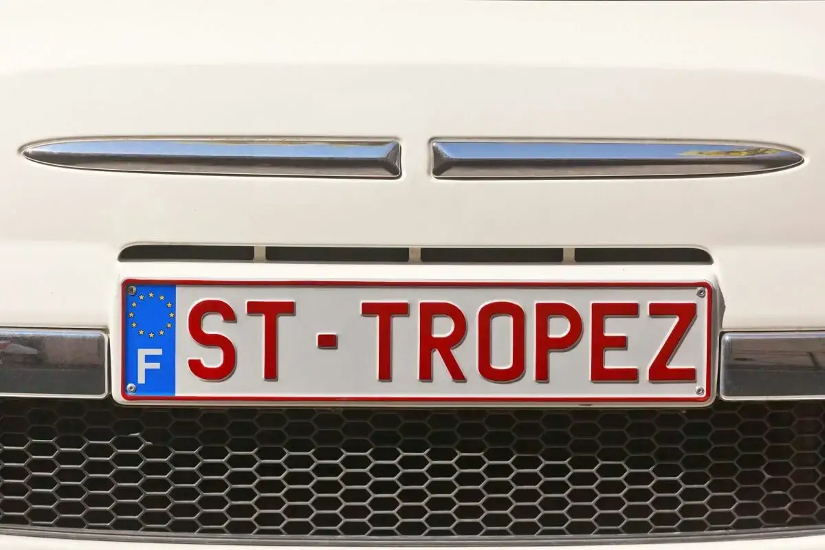 Francuska tablica rejestracyjna z napisem ST-TROPEZ i czerwonymi znakami.