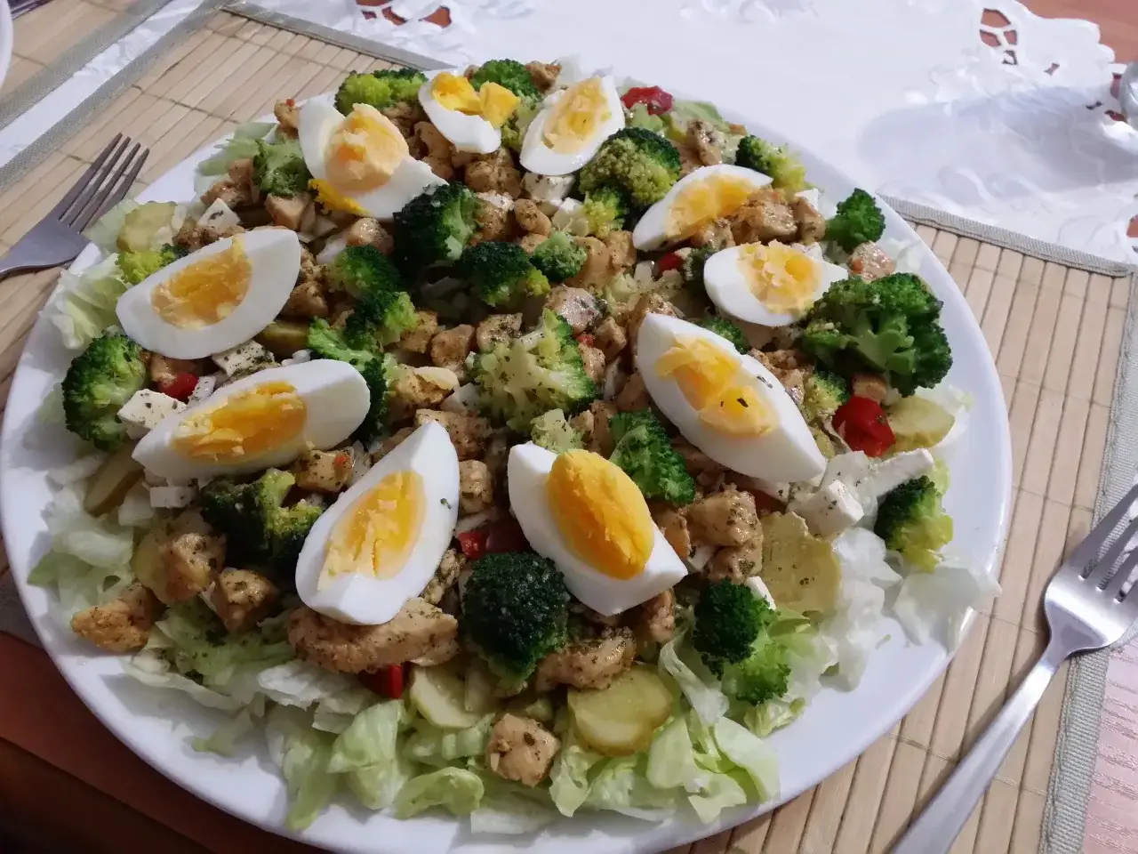 Pyszna sałatka z kurczaka z jajkiem, brokułami i serem feta. Idealna na lekki posiłek.
