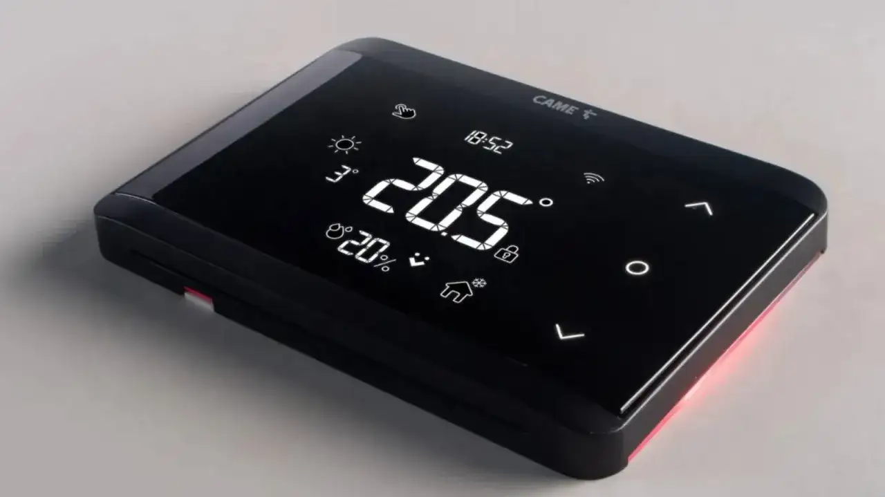 Cronotermostato CAME con display digitale che mostra 20.5°C, ora 18:52, umidità 20% e icone per sole, Wi-Fi, lucchetto e casa.