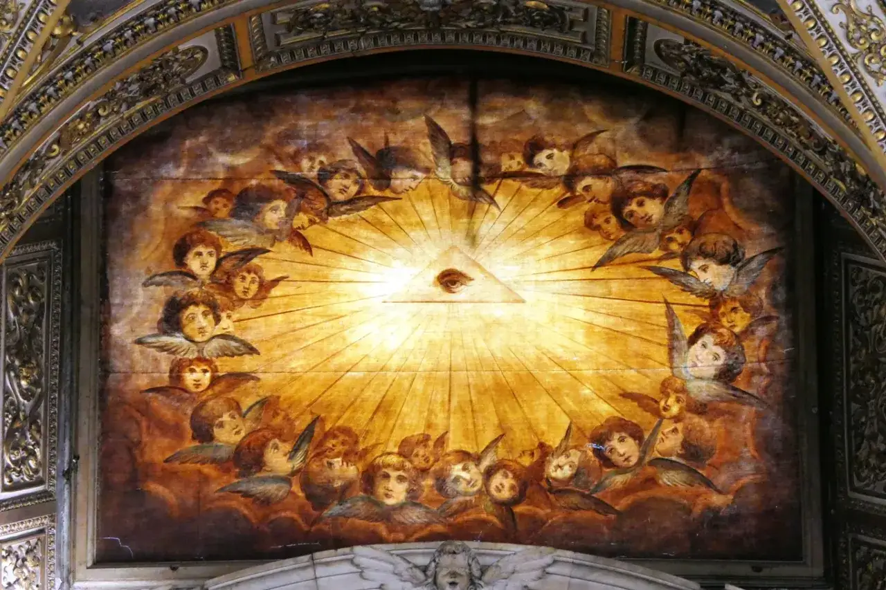 Engel umgeben das allsehende Auge, ein Symbol der Dreieinigkeit Gottes, das in strahlendem Licht erstrahlt.