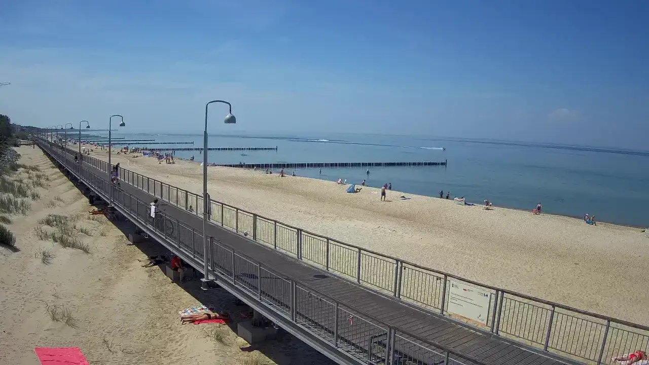 Spacerem po Mielnie, wzdłuż piaszczystej plaży i morza. Molo w Mielnie zaprasza do spacerów.