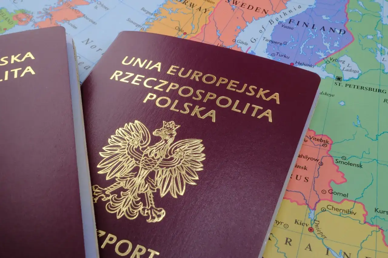 Dwa polskie paszporty leżą na mapie Europy. Czy do Czech potrzebny jest paszport? Jako członek UE, do Czech nie jest potrzebny paszport.