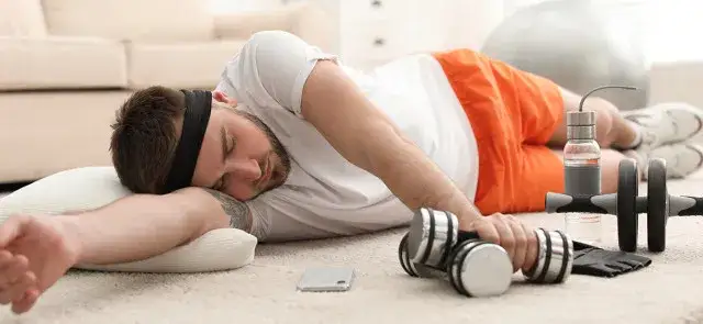 Osoba śpiąca lub relaksująca się po treningu