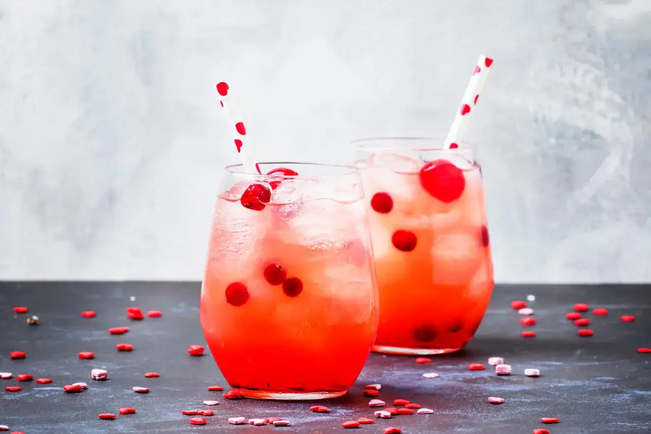 romantyczne drinki na walentynki pięknie udekorowane