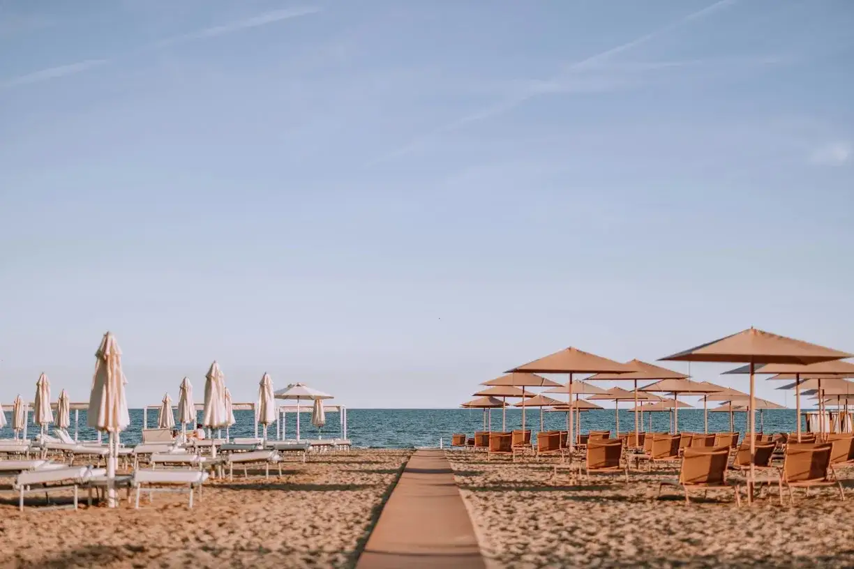 Filetti di sabbia dorata e ombrelloni pronti ad accogliere i visitatori nei bagni della Riviera Romagnola.
