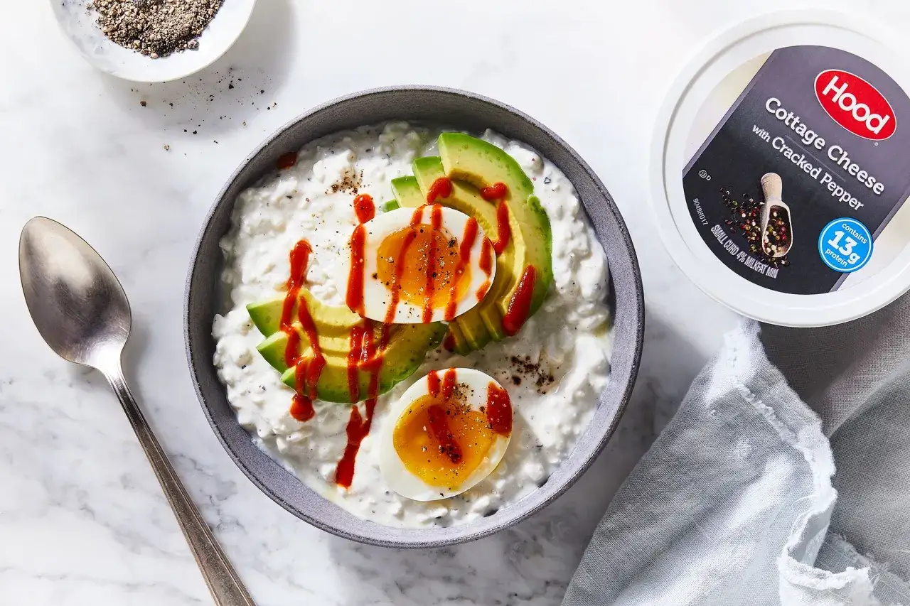 En sk&aring;l med keso, avokado och &auml;gg, toppad med chilis&aring;s. Ett perfekt keso mellanm&aring;l f&ouml;r energi.