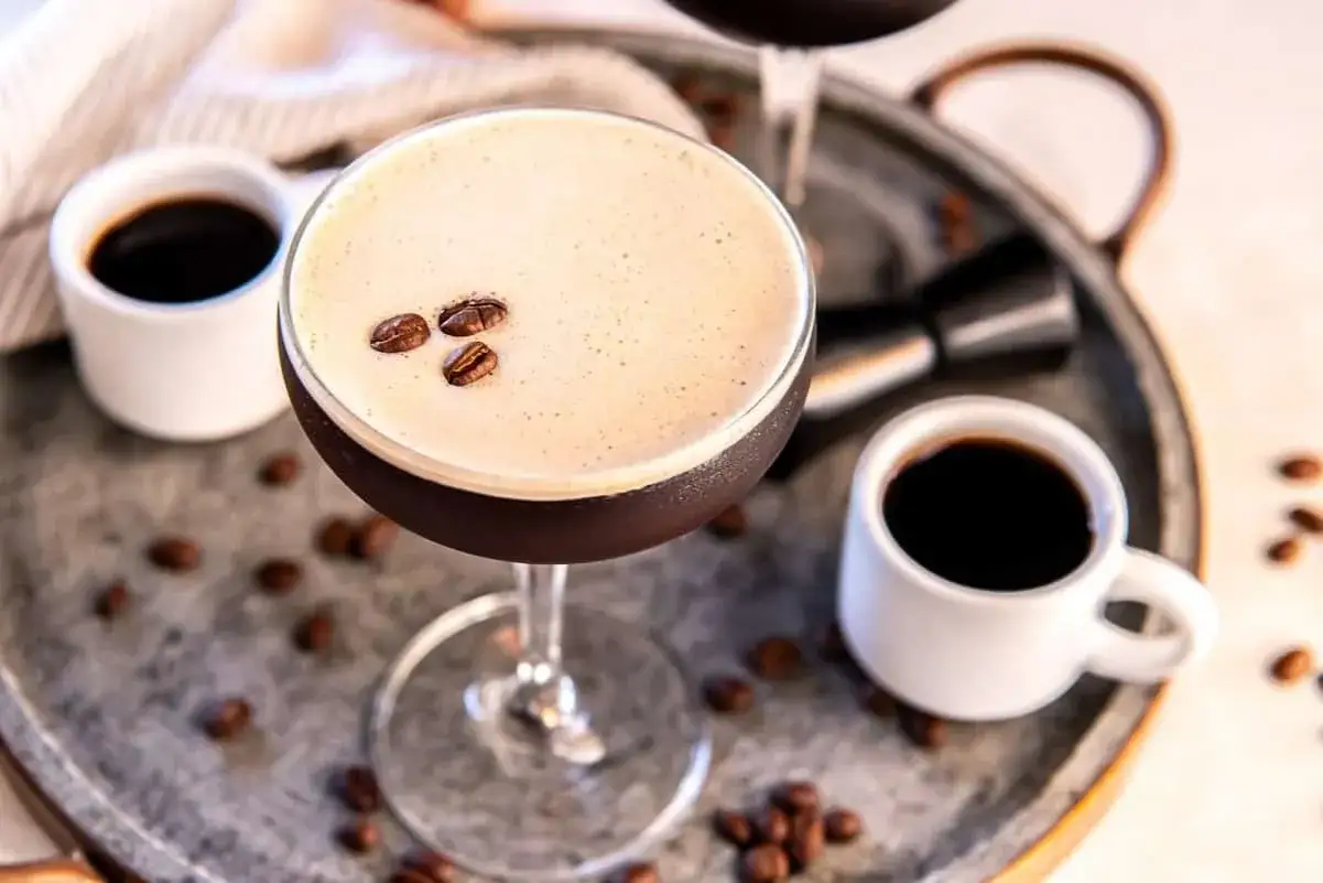 Idealny moment, by drink espresso martini. Kremowa pianka i ziarna kawy zapraszają do degustacji.