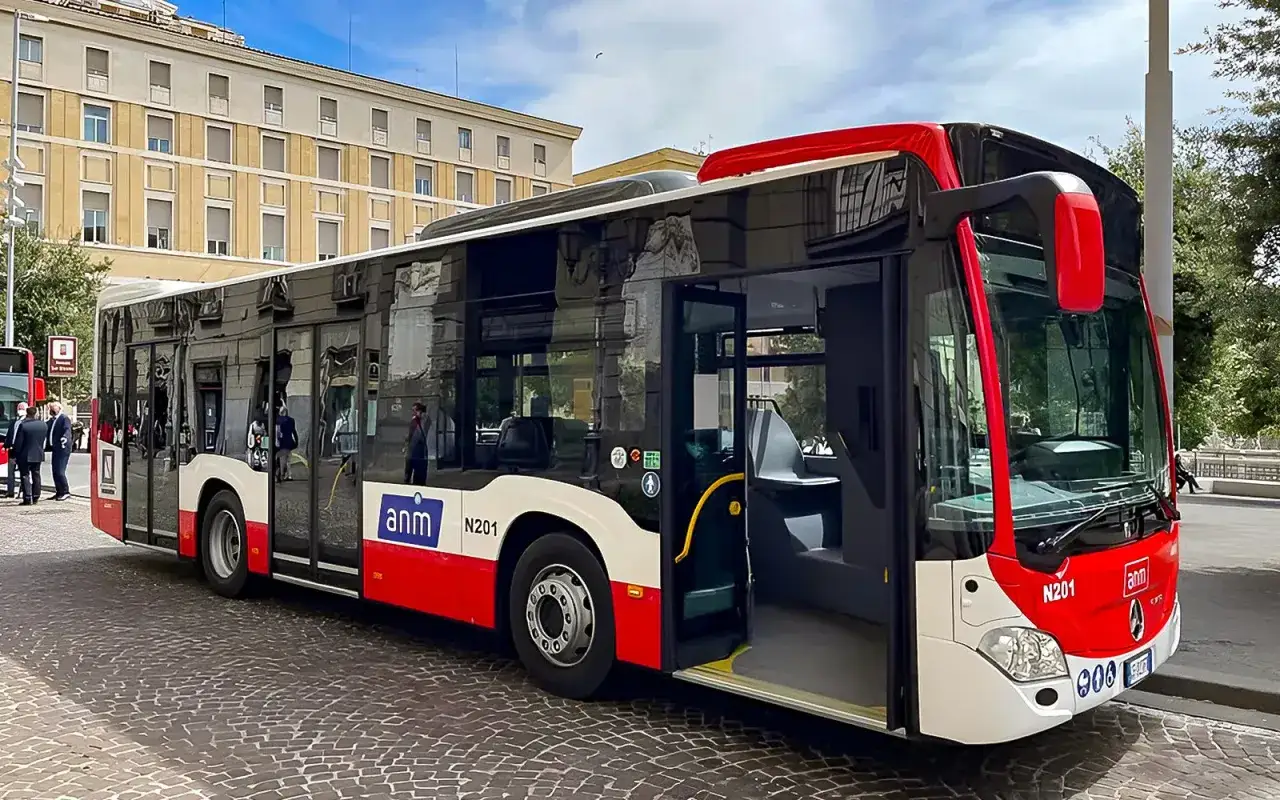 Autobus ANM N201 to świetny sposób, by dowiedzieć się, jak dojechać z lotniska do centrum Neapolu.