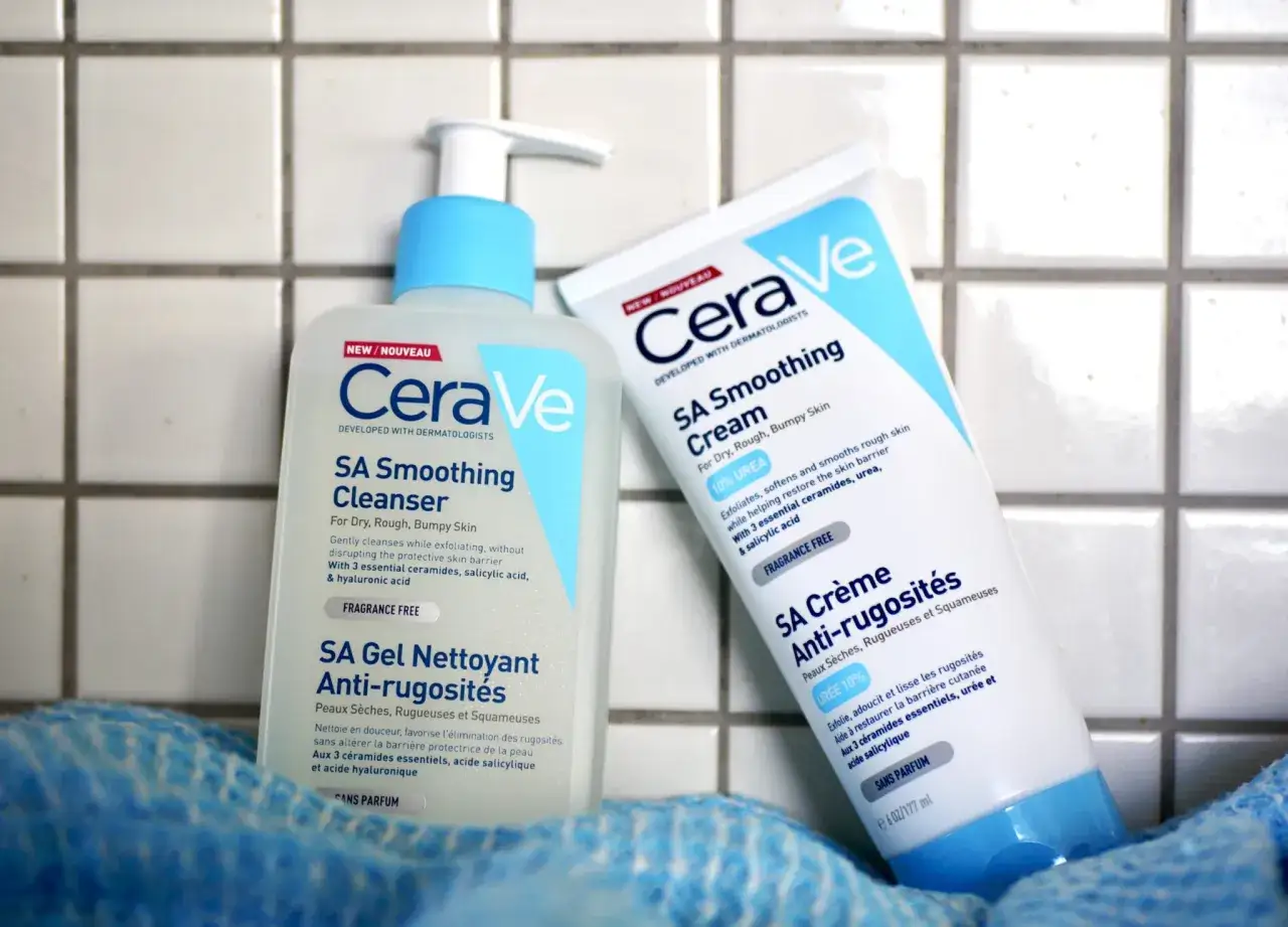 Två CeraVe-produkter, en rengöring och en kräm, som kan hjälpa vid keratosis pilaris behandling.