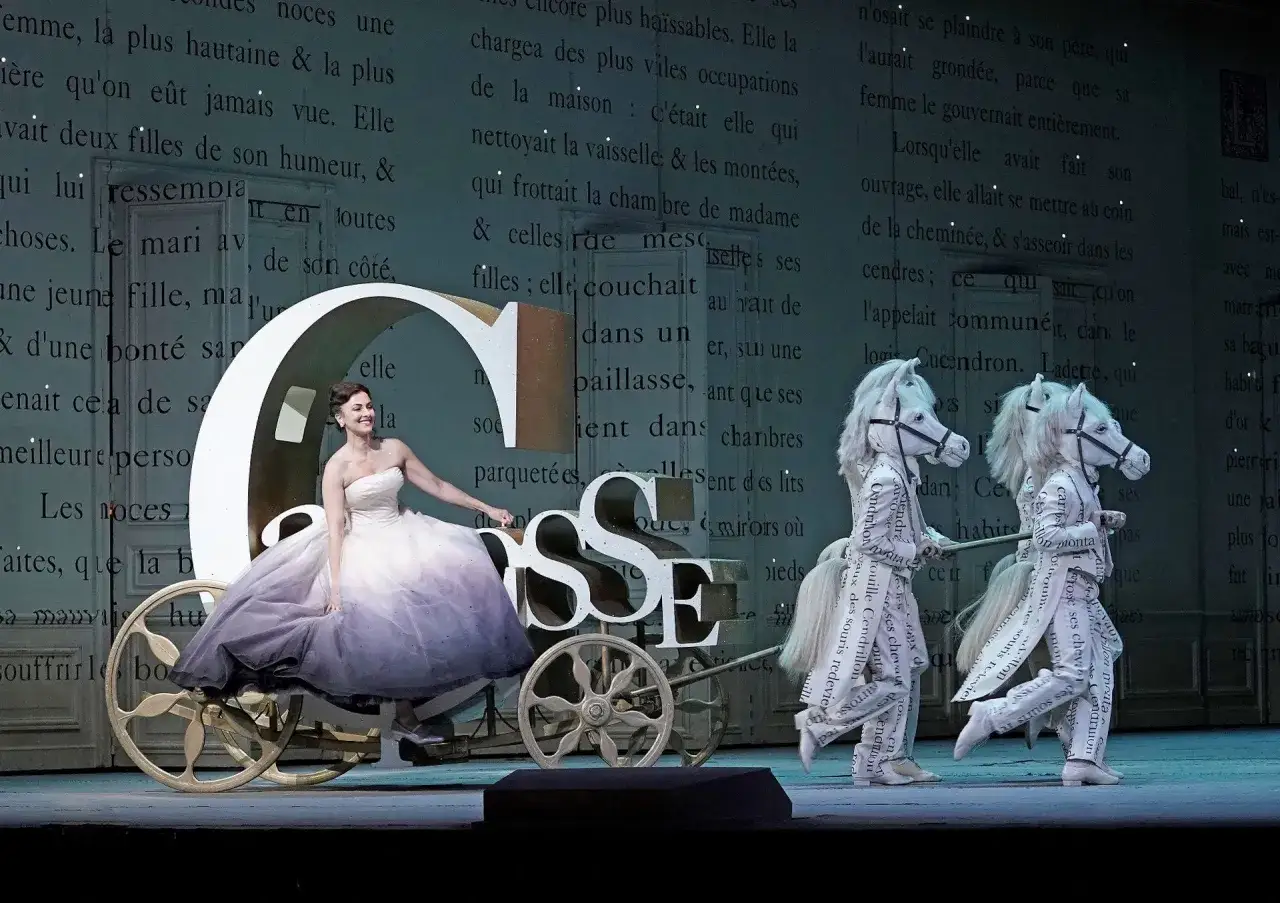 elegancka kobieta opera filharmonia